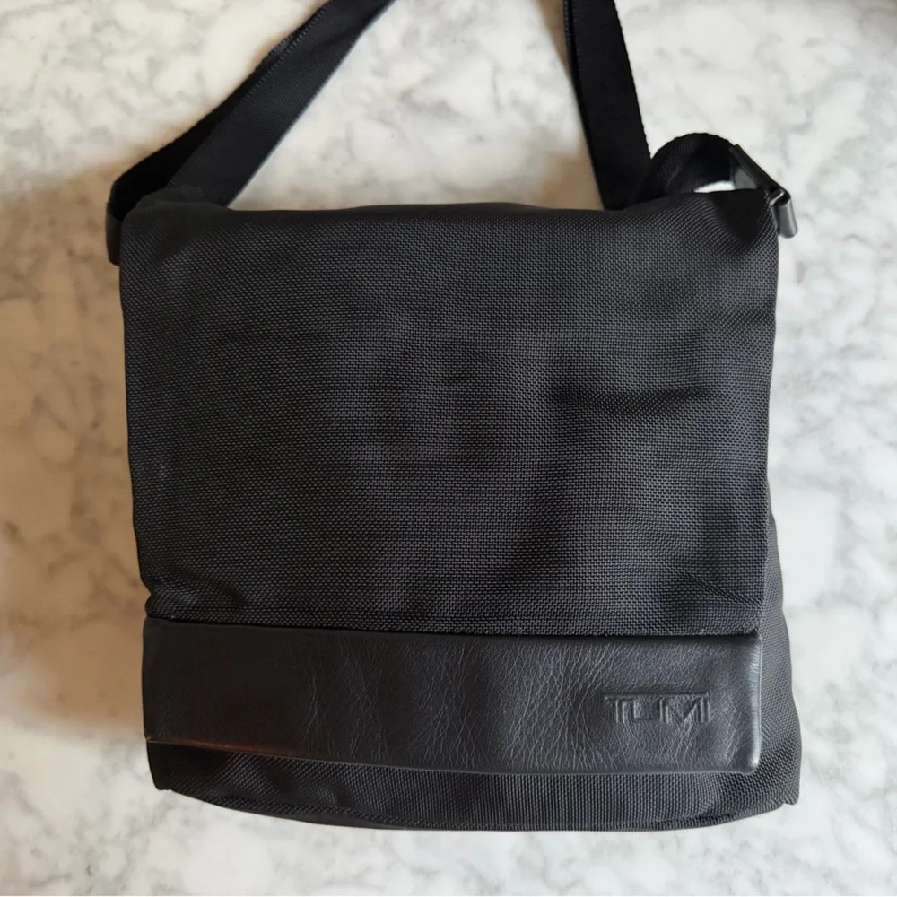 Men's TUMI Black Crossbody Laptop Messenger Bag Leather and Nylon Magnetic Close